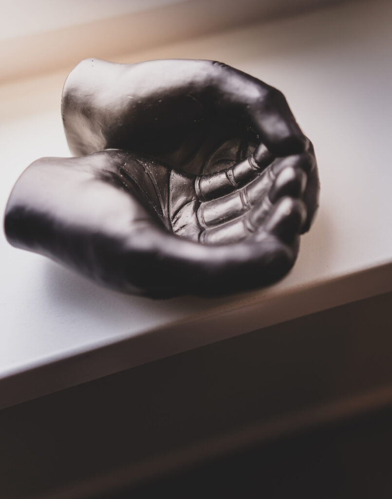 Bronzen beeld van twee samengevoegde open handen